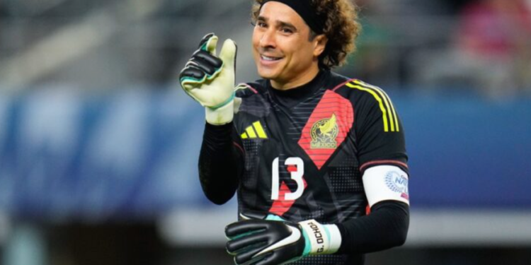 Guillermo Ochoa recibe elogios internacionales