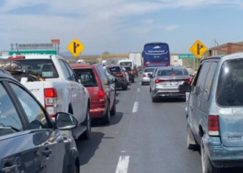 Saturan paseantes la carretera Torreón