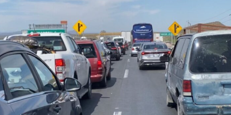 Saturan paseantes la carretera Torreón