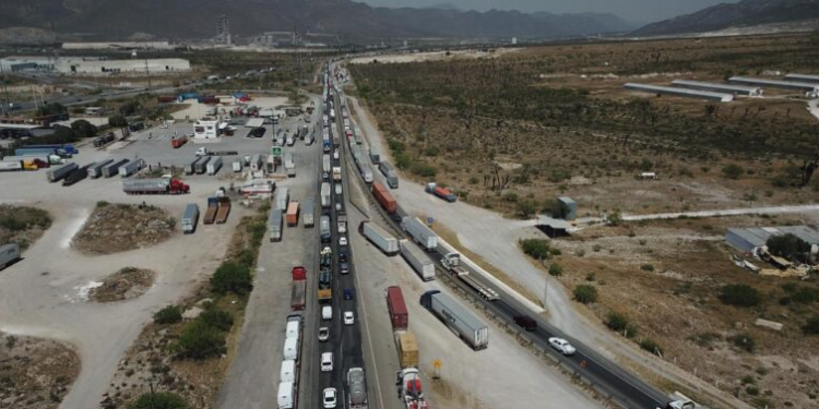 Obras y accidentes paralizan carreteras Saltillo-Monterrey