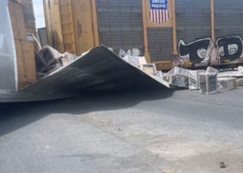 Tren parte a la mitad caja de trailer que transportaba muebles