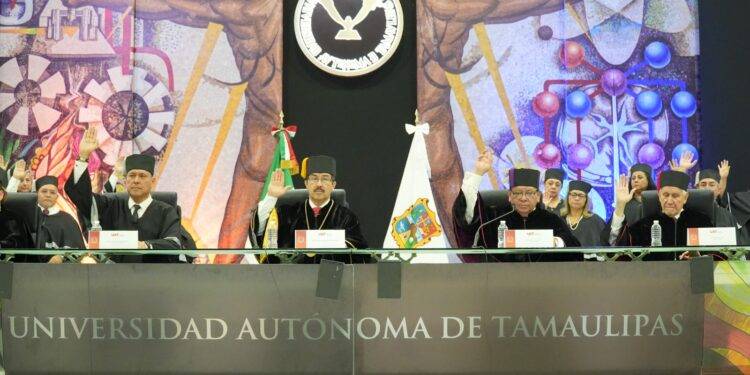 Rinde la UAT emotivo homenaje a su personal académico