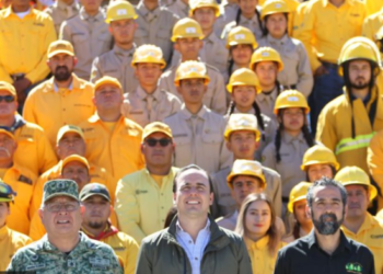 Felicita Gobernador de Coahuila a los combatientes de incendios forestales en su día