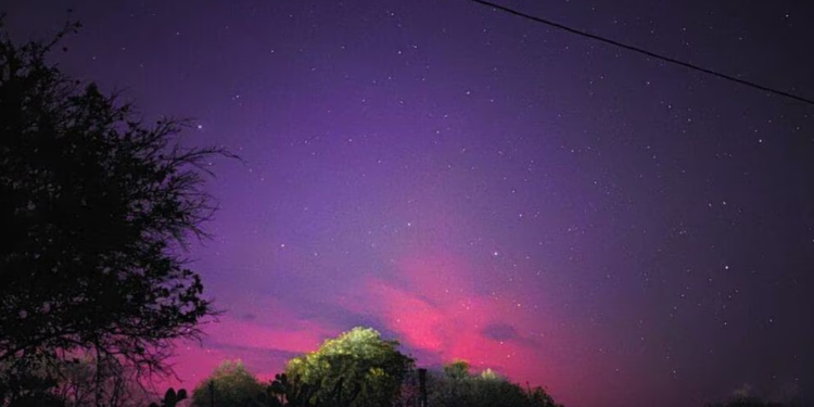 Auroras boreales, provocadas por las tormentas solares, invaden los cielos de México