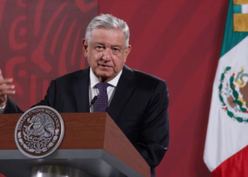 AMLO anuncia aumento salarial de 10% a los maestros