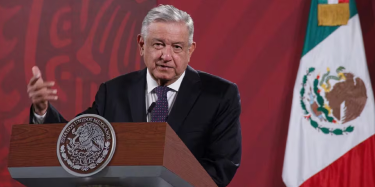 AMLO anuncia aumento salarial de 10% a los maestros