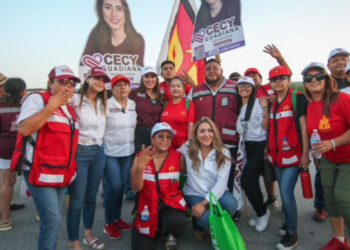 Realiza Cecy Guadiana pega de calcas en Saltillo