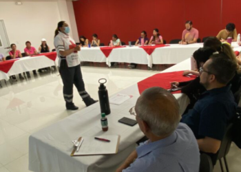 Coahuila: Asisten padres de familia al curso impartido por paramédicos en la Cruz Roja, para aprender a salvar a niños