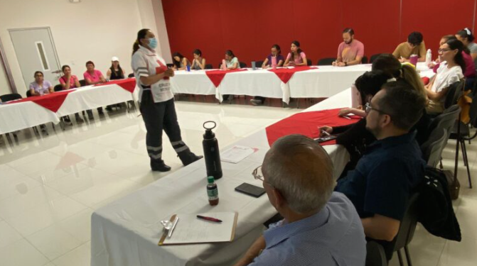 Coahuila: Asisten padres de familia al curso impartido por paramédicos en la Cruz Roja, para aprender a salvar a niños