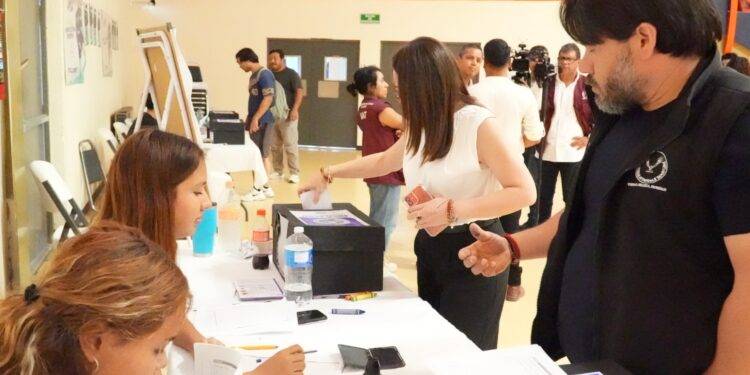 Participan estudiantes de la UAT en el Simulacro Electoral Universitario.