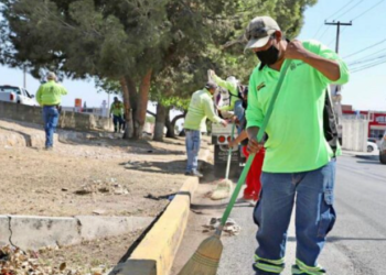 Brindan hidratación a personal del Municipio que labora en calle