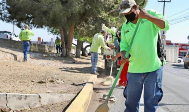 Brindan hidratación a personal del Municipio que labora en calle
