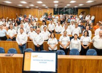Reconoce la UAT el desempeño académico de estudiantes hijos del personal docente