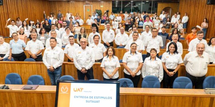 Reconoce la UAT el desempeño académico de estudiantes hijos del personal docente