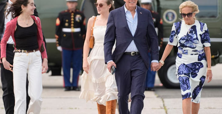 Familia de Biden le anima a continuar con su campaña para la reelección, dicen medios en EU