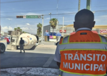 Evacuan negocios y domicilios por volcadura de pipa de gas