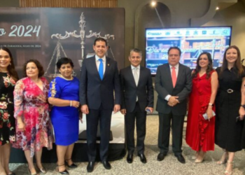 Felicita Rector de la UAdeC a los abogados en su día