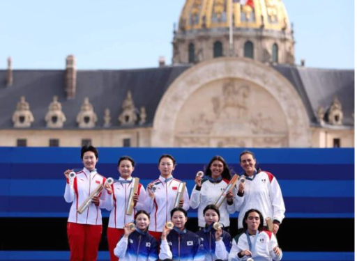 Con Ana Paula y Ángela Coahuila brilla en París 2024: Manolo