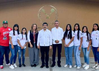 Felicita Dámaso Anaya a softbolistas de la UAT campeonas del torneo nacional Williamsport