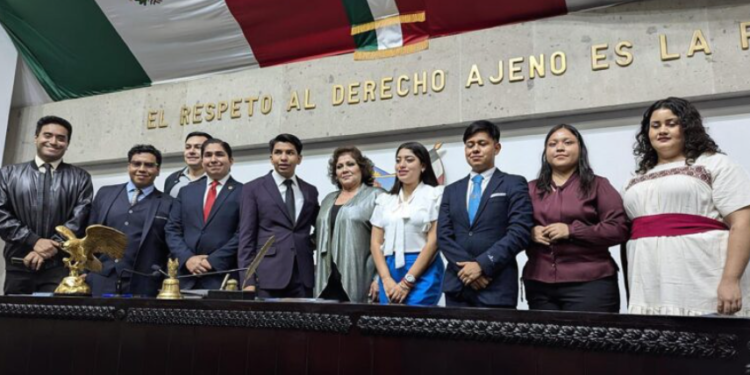 Participa UAdeC en simulador del Poder Legislativo en Pachuca