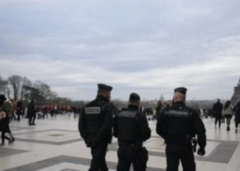 Policía detiene a hombre que provocó evacuación de la Torre Eiffel horas antes de la clausura