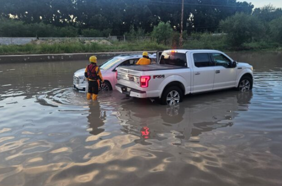 Cierran paso vehicular por encharcamiento al norte de Saltillo