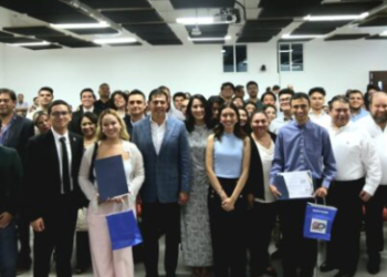 Entrega UAdeC becas de movilidad estudiantil internacional