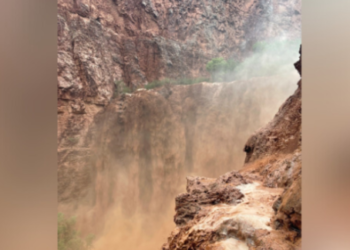 Continúa búsqueda de montañista desaparecida en Gran Cañón tras inundación repentina