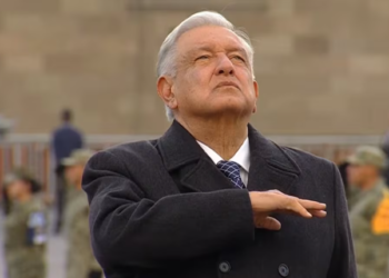 AMLO iza la bandera del Zócalo en memoria de las víctimas de los sismos de 1985 y 2017