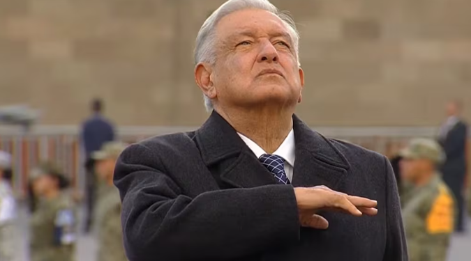 AMLO iza la bandera del Zócalo en memoria de las víctimas de los sismos de 1985 y 2017