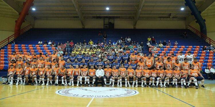 Presenta el rector a los Correcaminos UAT Liga Mayor de Futbol Americano