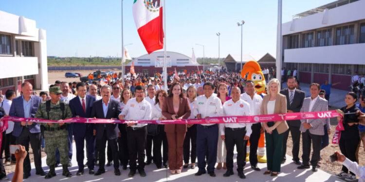 Dámaso Anaya y Carmen Lilia Canturosas inauguran la Preparatoria UAT Nuevo Laredo