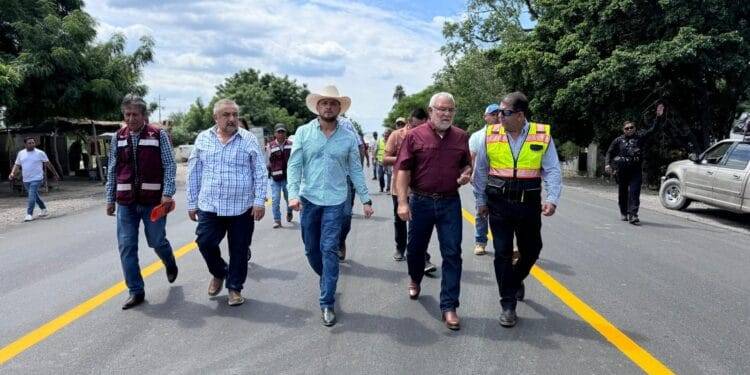 Rehabilita Obras Públicas tramo carretero frente a Padilla