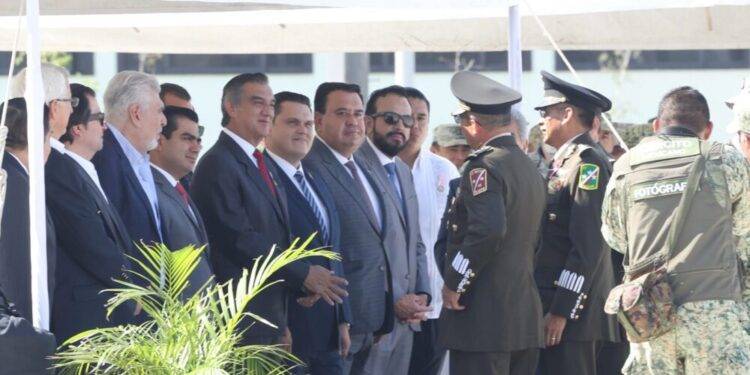 Acude Américo Villarreal a relevos de mandos de la IV Región, 8/a y 48/a Zonas Militares