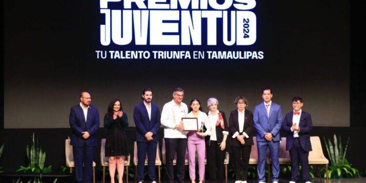 Premia Américo a talentosos jóvenes y deportistas tamaulipecos