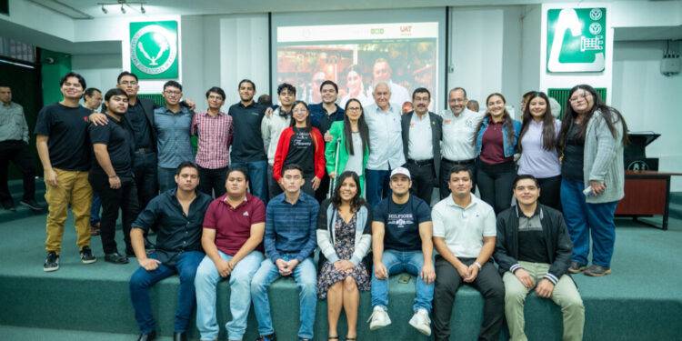 Decano de la UAT, Luis Navarro Roso, se despide de la cátedra con emotivo homenaje