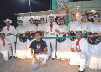Visitan el Altar Monumental de Santa Anita: Un homenaje a nuestros fieles difuntos