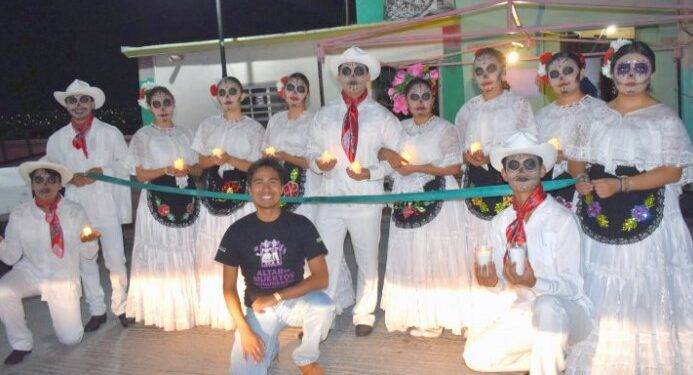 Visitan el Altar Monumental de Santa Anita: Un homenaje a nuestros fieles difuntos