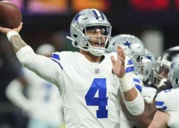 Jerry Jones confirma cirugía para Dak Prescott por lesión en el tendón de la corva