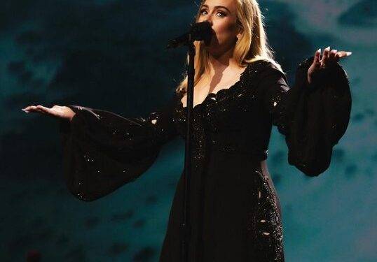 Adele anuncia su retiro de los escenarios con un emotivo mensaje tras su concierto número 100