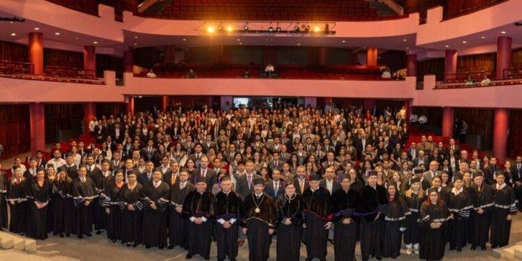 Entrega Dámaso Anaya reconocimientos al mérito universitario 2024