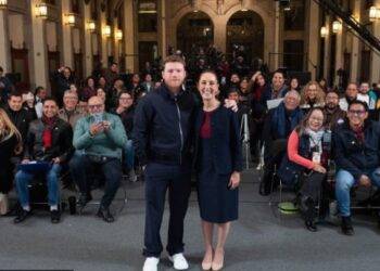 “Canelo” Álvarez entrega guantes de la paz a Claudia Sheinbaum y respalda mega clase de boxeo nacional