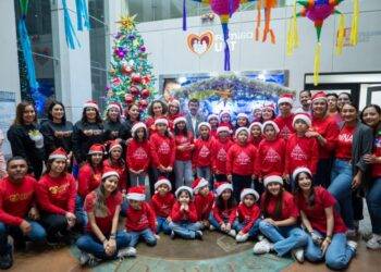 Preside rector encendido del pino navideño Familia UAT