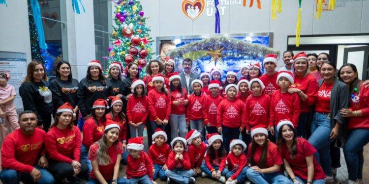Preside rector encendido del pino navideño Familia UAT