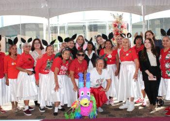 Ofrece la UAT emotivo festejo navideño a los adultos mayores