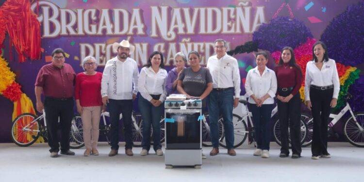 Llevan Américo y María de Villarreal la brigada navideña “Transformando Familias” a la zona cañera