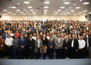 Entrega rector apoyos a estudiantes de la UAT en Nuevo Laredo