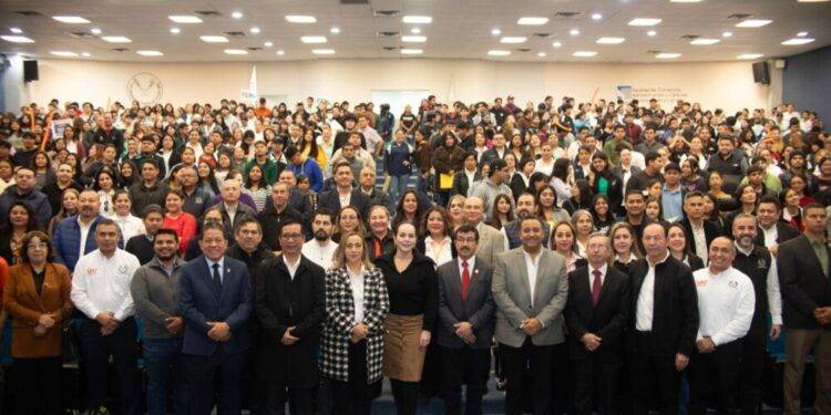 Entrega rector apoyos a estudiantes de la UAT en Nuevo Laredo
