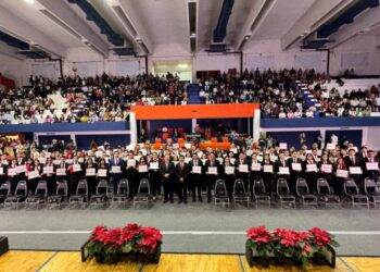 Dámaso Anaya preside graduación de egresados de ingeniería de la UAT en Tampico