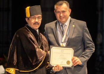 Entrega rector el premio Investigación de Excelencia a profesor de la FIC-UAT
